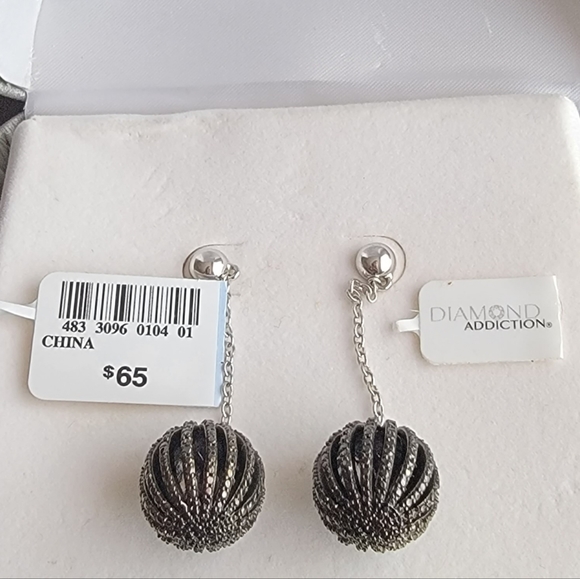 Black dangle earrings - Picture 4 of 5